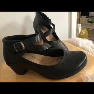 Black leather Earth Shoes